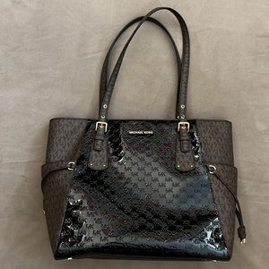 Authentic Micheal Kors shoulder bag, interior/exterior in excellent shape